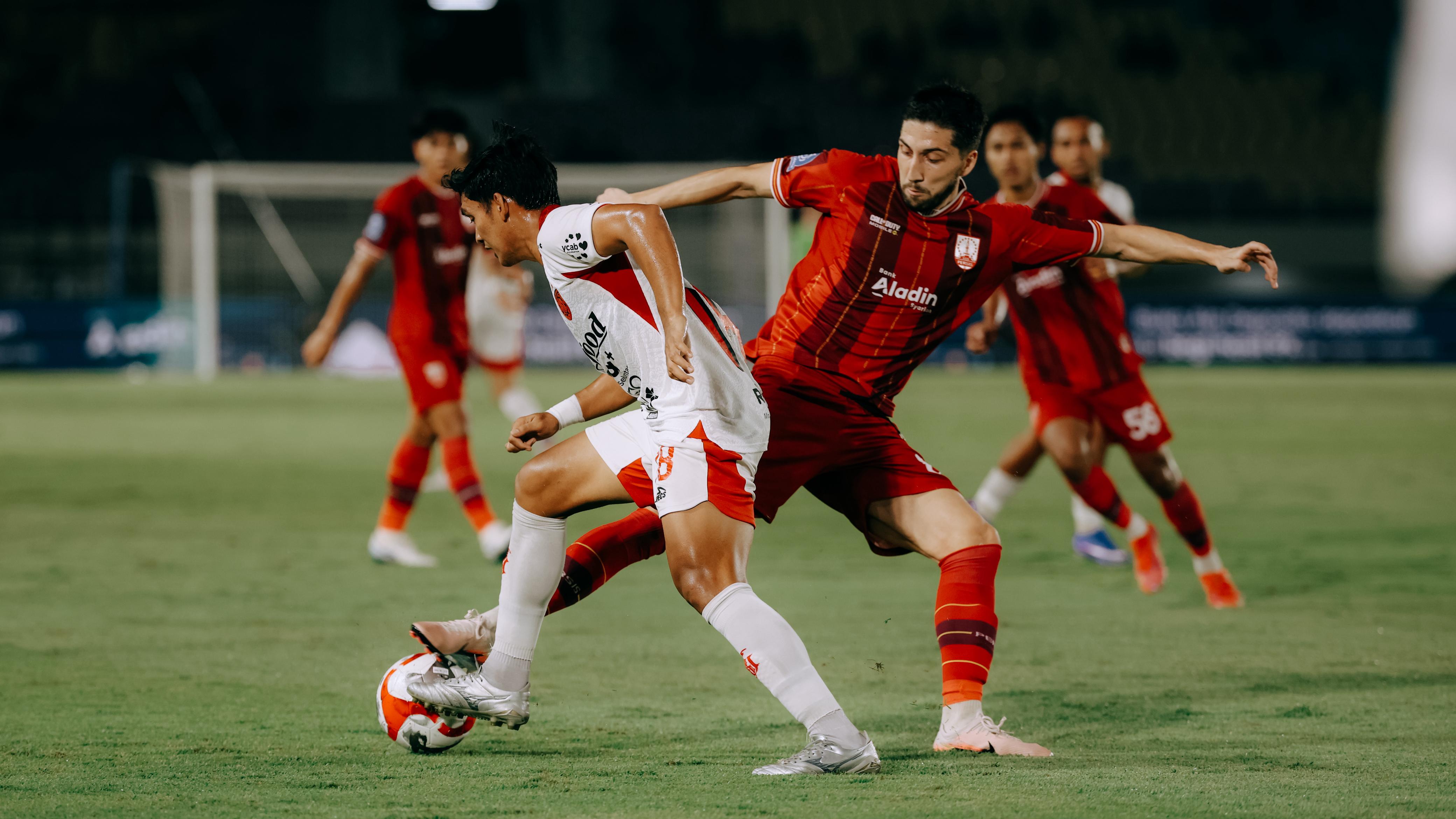 Bek Bali United Kadek Agung menghadang pergerakan Persis Solo dalam laga pekan ke-25 di Stadion Manahan Solo. 