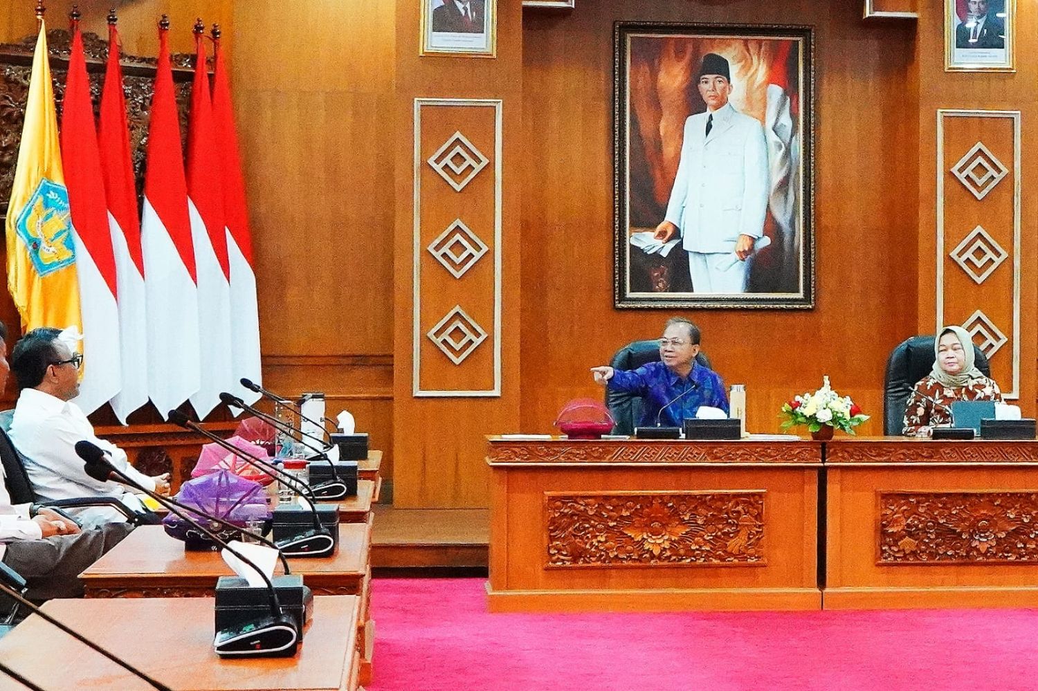 TUNJUK: nvestor asal Tiongkok, Zhejiang Weiming Environment Protection Co., Ltd, yang bakal menggarap sampah jadi listrik saat bertemu Koster