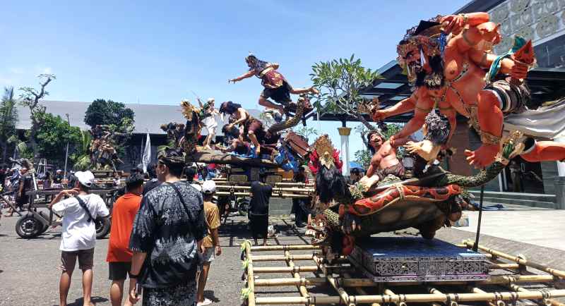 SENSASI IMAJINASI ANEKA KREASI : Salah satu dari ogoh-ogoh mengikuti kuis parade di Jalan Sudirman, Negara, Jembrana. (M.Basir/Radar Bali)