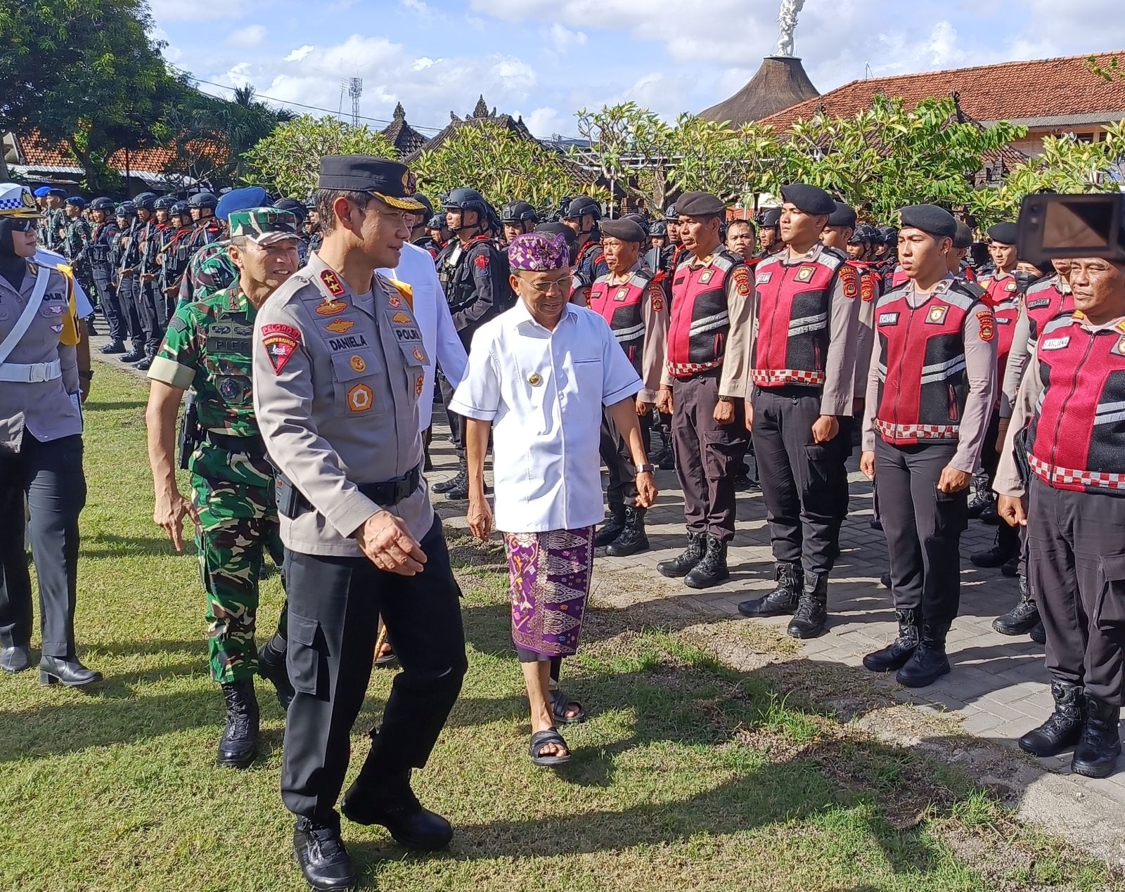 : Gubernur Bali Wayan Koster dan SIAGA: Kapolda Bali Irjen Pol. Daniel Adityajaya berjalan bersama meninjau kesiapan personel dalam apel gelar pasukan Operasi Ketupat Agung 2026 di Mako Brimob Tohpati
