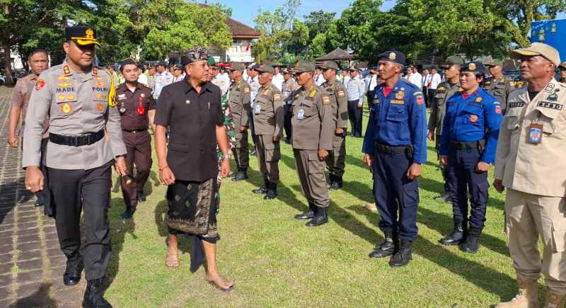 PERSIAPAN JAGA HARI RAYA: Ratusan personel Polres Karangasem saat menggelar apel pasukan Operasi Ketupat. (Zulfika Rahman)
