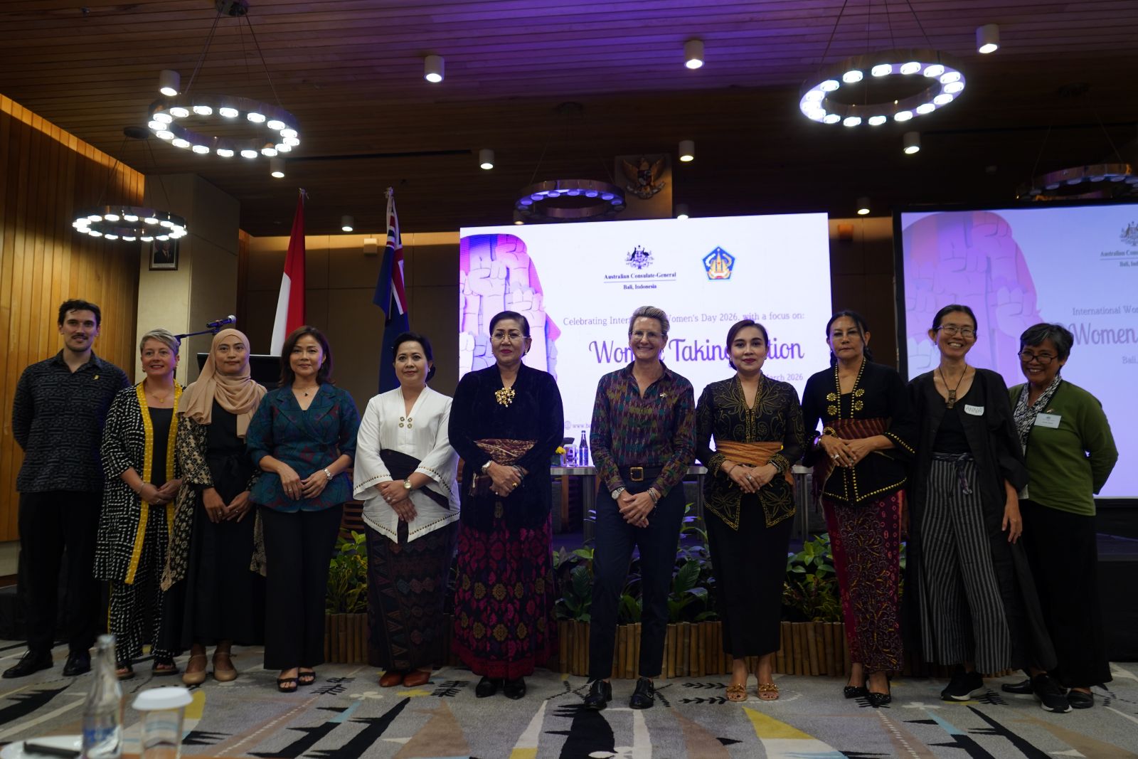 EQUITY: Konsul-Jenderal Australia di Bali, Ibu Jo Stevens foto bersama para tokoh perempuan Bali