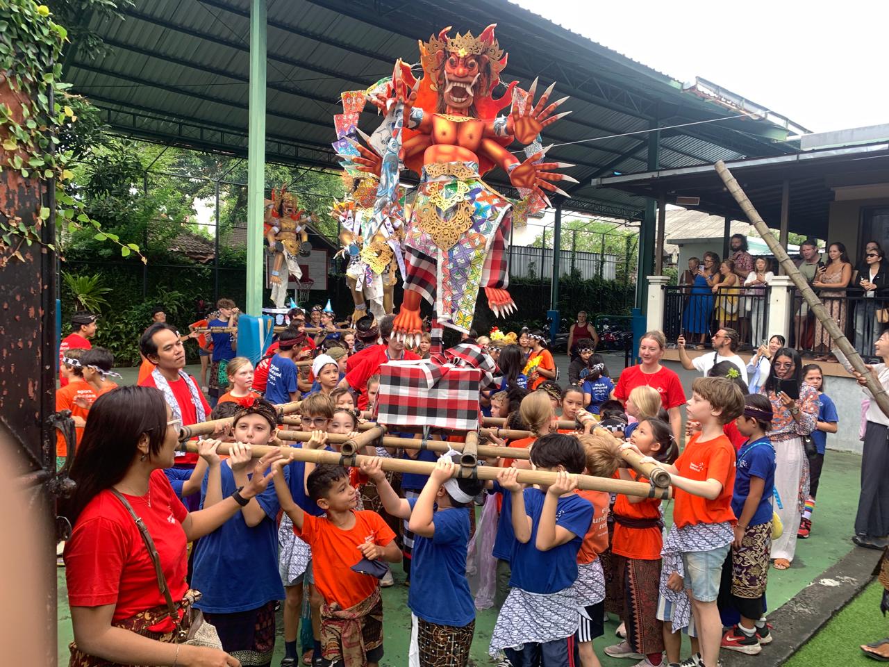 Para siswa Sanur Independent School mengarak ogoh-ogoh (13/3). (Marsellus Pampur/Radar Bali)  