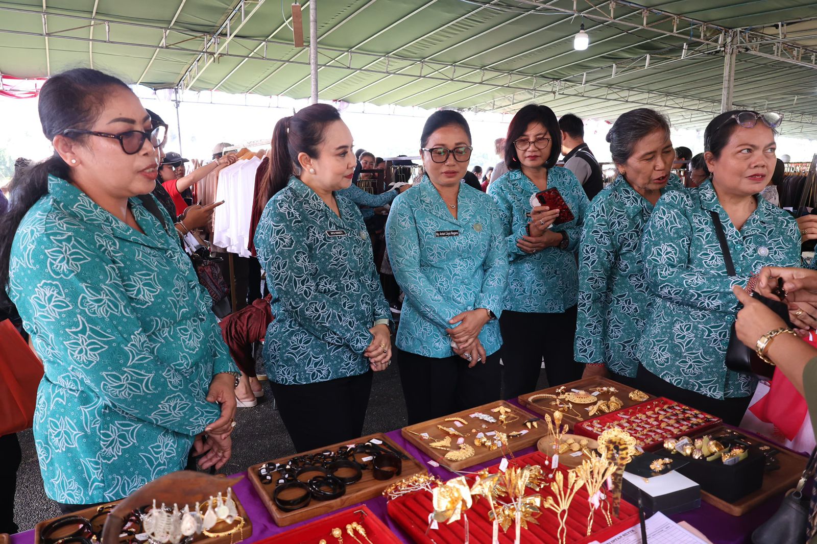 Ketua Tim Penggerak PKK Kota Denpasar, Ny. Sagung Antari Jaya Negara bersama Sekretaris I TP PKK Kota Denpasar, Ny. Ayu Kristi Arya Wibawa di Lapangan Niti Mandala Renon, Denpasar, Jumat (13/3).   