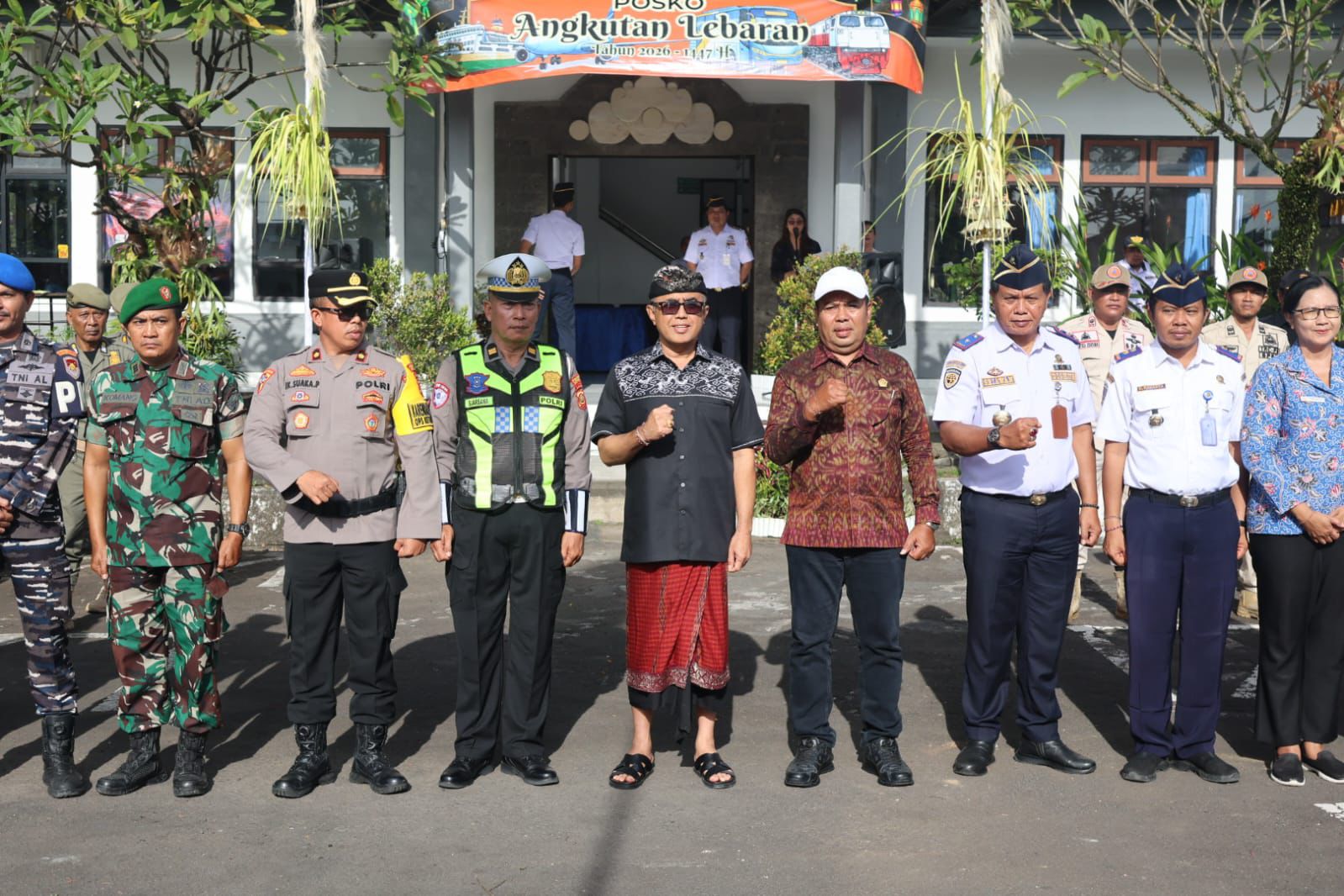 Wali Kota Denpasar IGN Jaya Negara pimpin Apel Siaga Angkutan Lebaran Tahun 2026 di UPT. Penumpang Terminal Ubung, Denpasar, Jumat (13/3). 