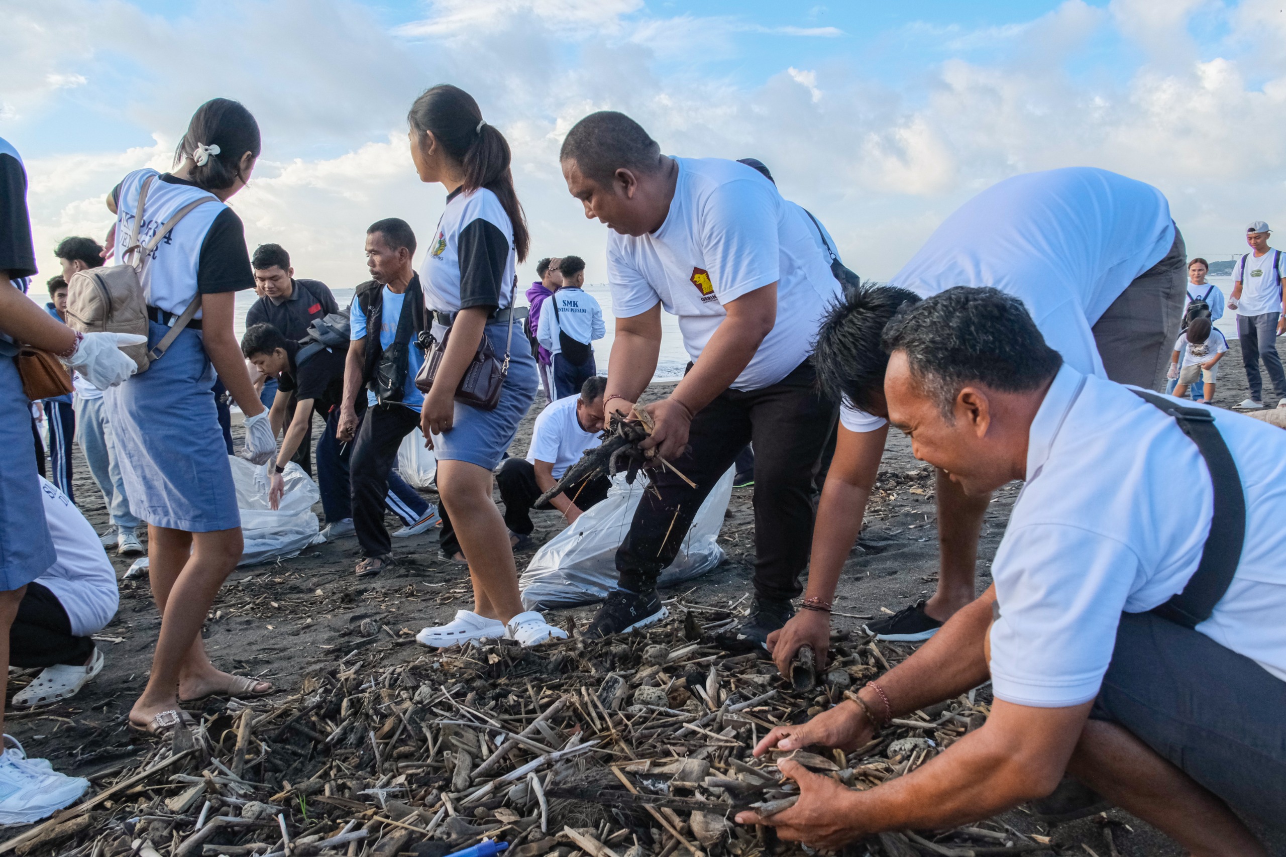 AKSI NYATA: Ratusan Kader Gerindra bersama anak-anak muda gelar aksi bersih-bersih di Pantai Padang Galak, Sabtu (14/3/2026). (Gerindra Denpasar for Radar Bali)  