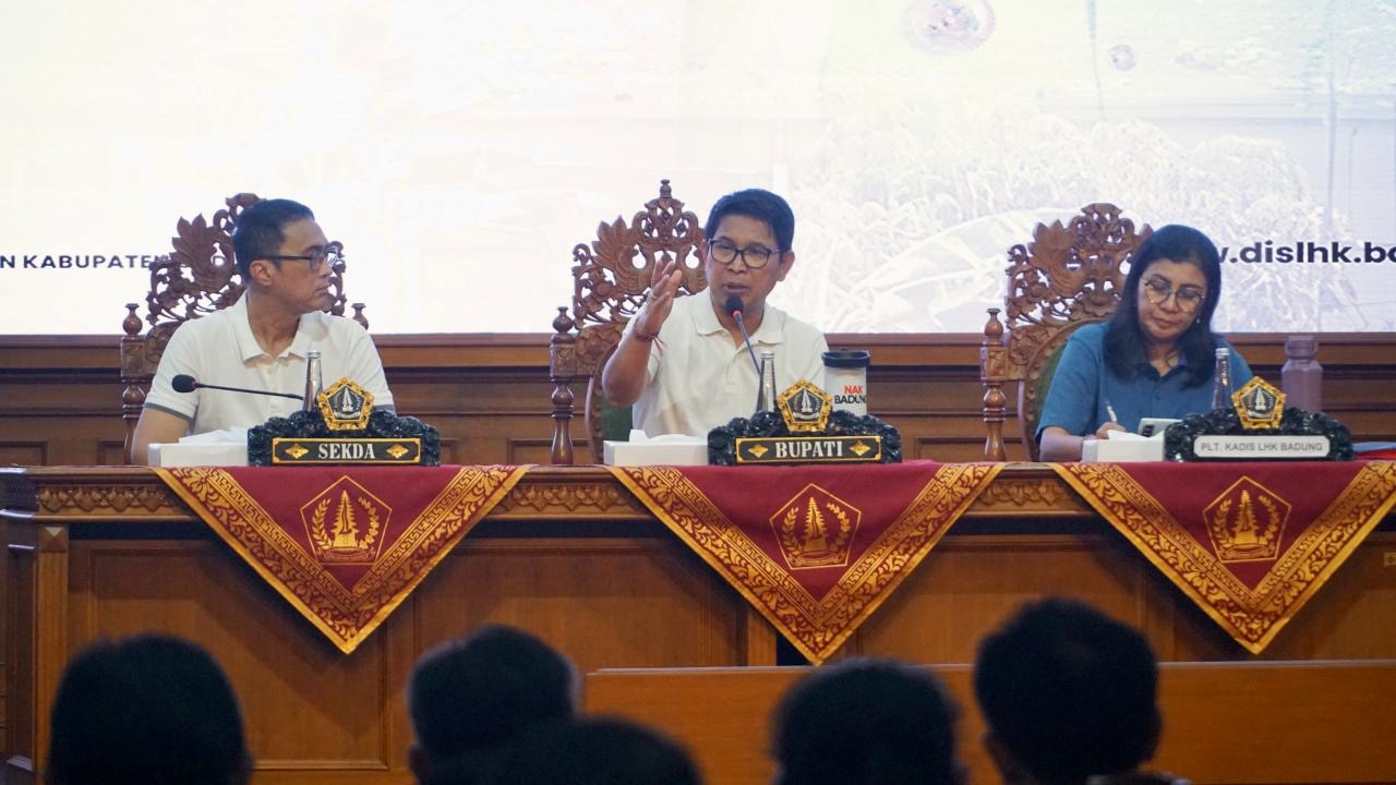 Bupati Adi Arnawa saat memimpin rapat Laporan Pendataan ASPER PSBS di Kabupaten Badung, periode 8-12 Maret 2026 di Puspem Badung, Jumat, (13/3).