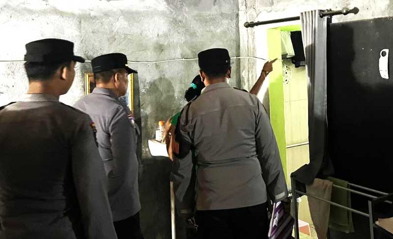 GELAR OLAH TKP: Polisi melakukan olah TKP meninggalnya MA akibat bunuh diri. (Polsek Nusa Penida)