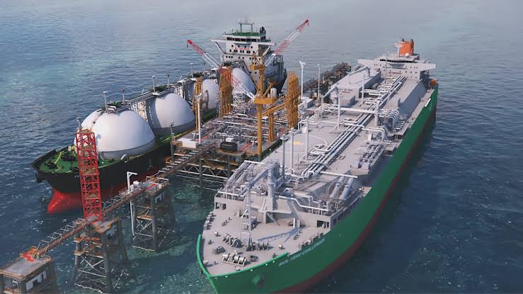 SUPLAI GAS: Kapal tanker penyuplai gas ke terminal LNG di perairan Sidakarya Denpasar Selatan.