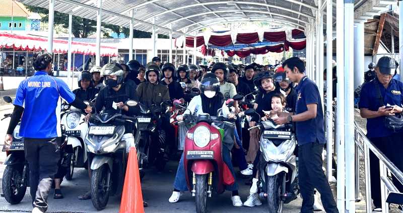 MULAI MENYESAK : Antrean penumpang roda dua membeludak di Pelabuhan Padangbai, (Foto zulfika Rahman)