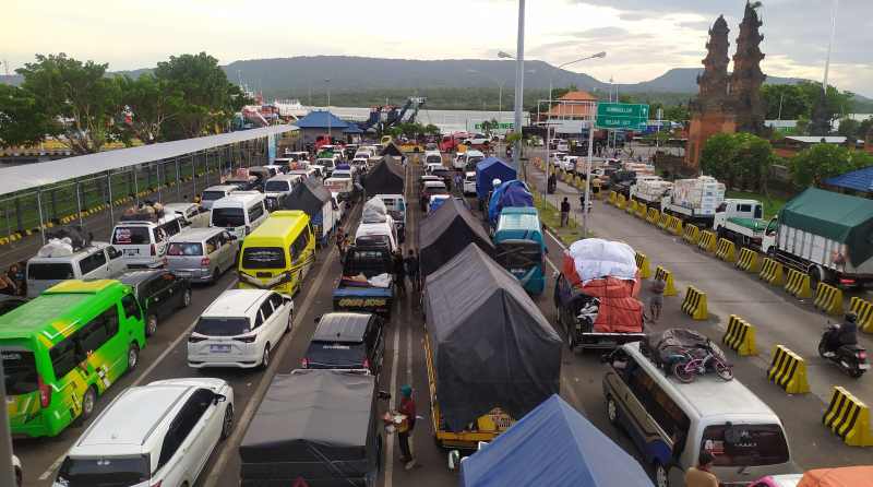 MACET TOTAL : Suasana antrean menju Pelabuhan Gilimanuk. (M.Basir/Radar Bali)