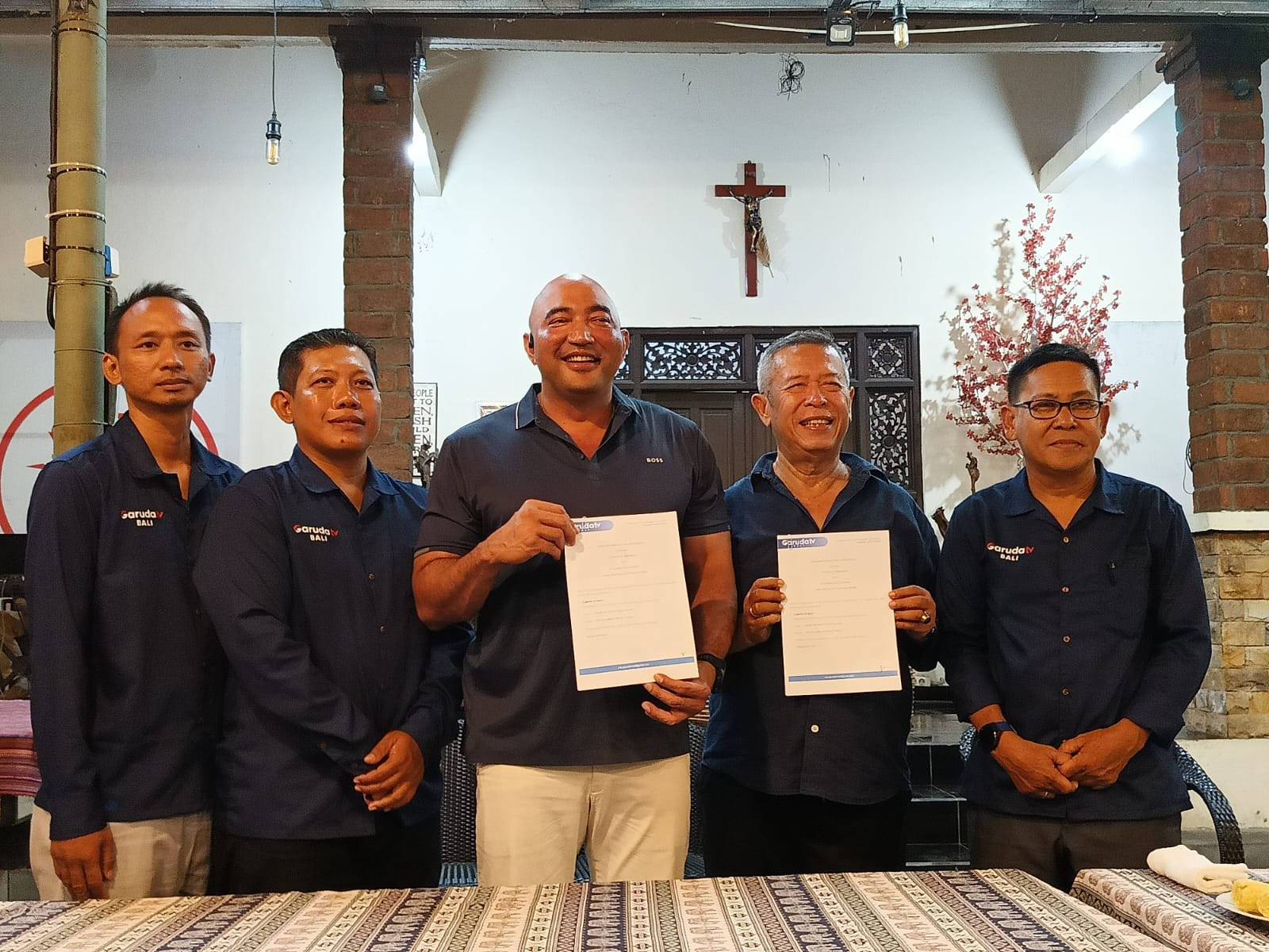De Gadjah saat MoU antara PT Sinergi Multi Media dengan Garuda TV Bali di Kantor Garuda TV Bali, Jalan Tukad Musi, Denpasar, Sabtu malam (14/3/2026).