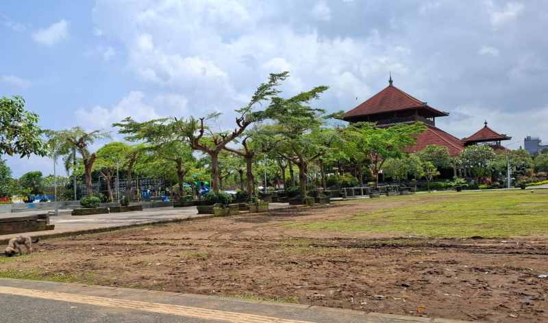 DUH, RUSAK : Kondisi rumput Alun-alun Ida Dewa Agung Jambe yang mengalami kerusakan berat. (dewa ayu pitri arisanti)