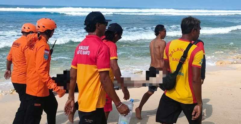 EVAKUASI JENAZAH : Petugas gabungan mengevakuasi jenazah WNA asal Inggris yang ditemukan mengapung di perairan Pantai Nyang-Nyang, Pecatu, Kuta Selatan.(ist)