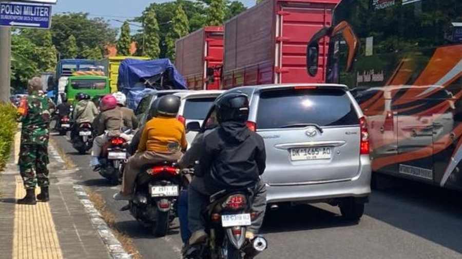 KRODIT BERAT MERAYAP :  Kondisi macet parah dan krodit di Jalan Raya Denpasar-Gilimanuk. Ekor antrean sempat mencapai Hotel Jimbarwana yang berjarak 31 kilometer dari Gilimanuk. (eka prasetya)