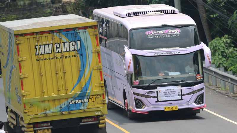 ROMBONGAN PEMUDIK NAIK BUS : Sebuah rombongan bus dari Jepara Tengah melewati Tabanan menuju Pelabuhan Gilimanuk, Minggu hari ini (15/3/2026). (miftahuddin/radar bali)