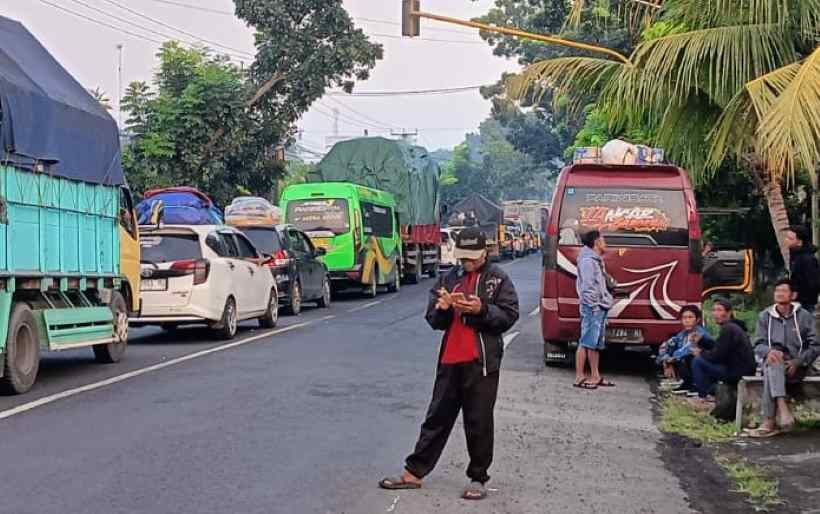 HARUS STAMINA PRIMA DAN BERSABAR : Kencaraan macet menuju Pelabuhan Gilimanuk, Jembrana. (eka prasetya/radar bali)