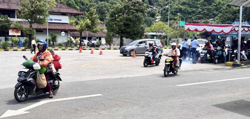 DITUNGGU ORANG-ORANG TERCINTA : Para pemotor yang hendak mudik ke Lombok ini bersiap melepas rindu kampung halaman. (Zulfika Rahman/Radar Bali)
