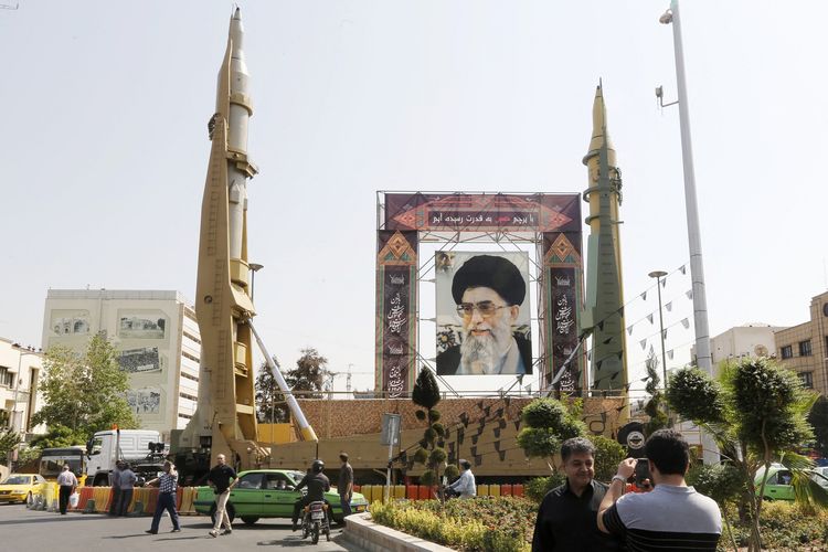 Replika rudal Sejjil yang ditembakkan IRGC ke Tel Aviv pada Minggu (15/3).  