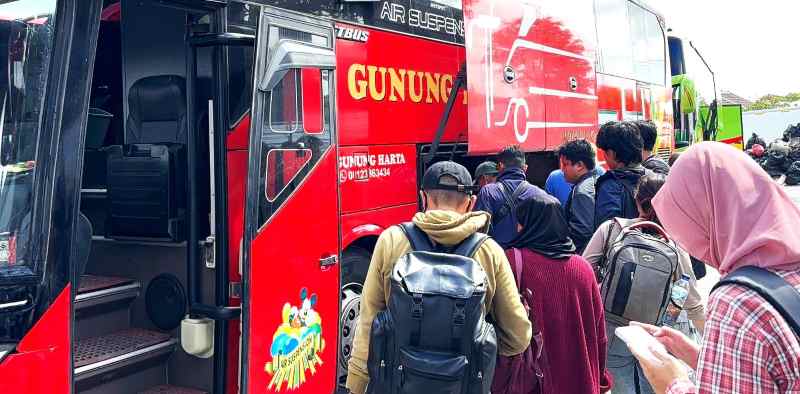 SIAP BERANGKAT MUDIK : Sejumlah pemudik hendak berangkat dari pangkalan bus Gunung Harta, Denpasar. (ist)