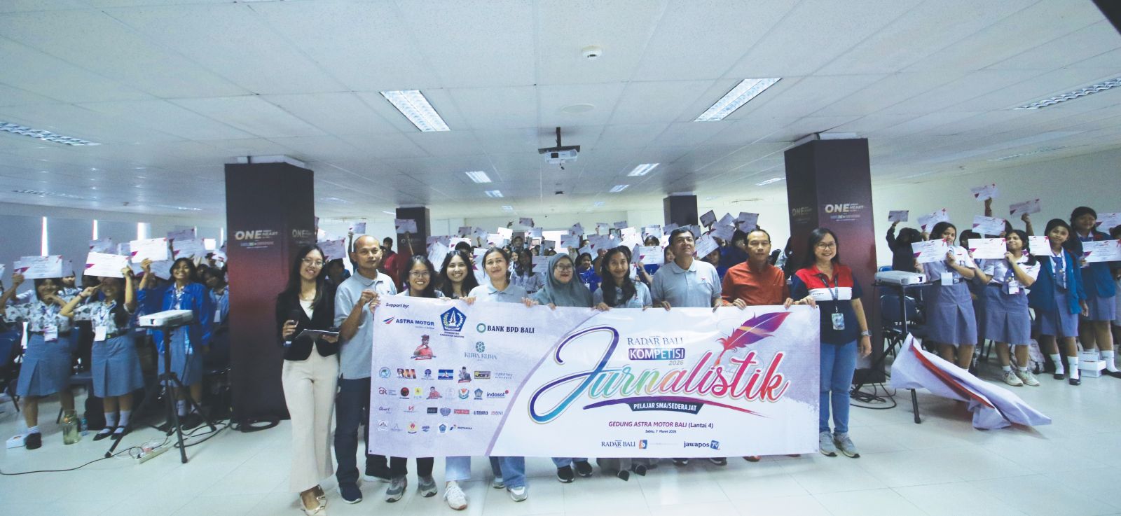 PELATIHAN DAN KOMPETISI: Suasana JPRB Kompetisi Jurnalistik Pelajar SMA/Sederajat 2026 di lantai 4 Astra Motor Bali, Denpasar, Sabtu (7/3/2026).