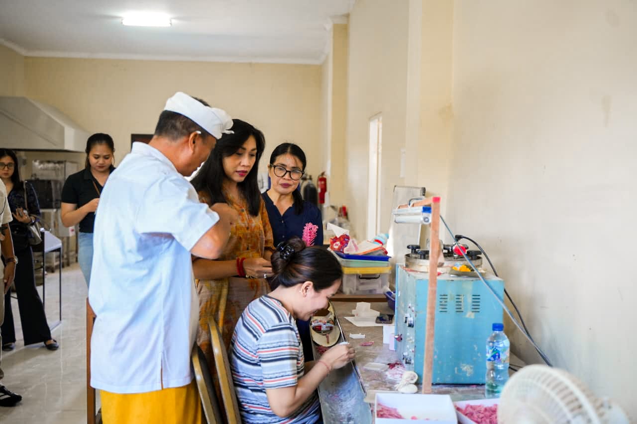 Ketua Dekranasda Kabupaten Gianyar Dr. Surya Adnyani Mahayastra saat technical meeting finalis Lomba Fashion Design dan Silver Jewellery Design di Gedung IKM Celuk, Sabtu (14/3).