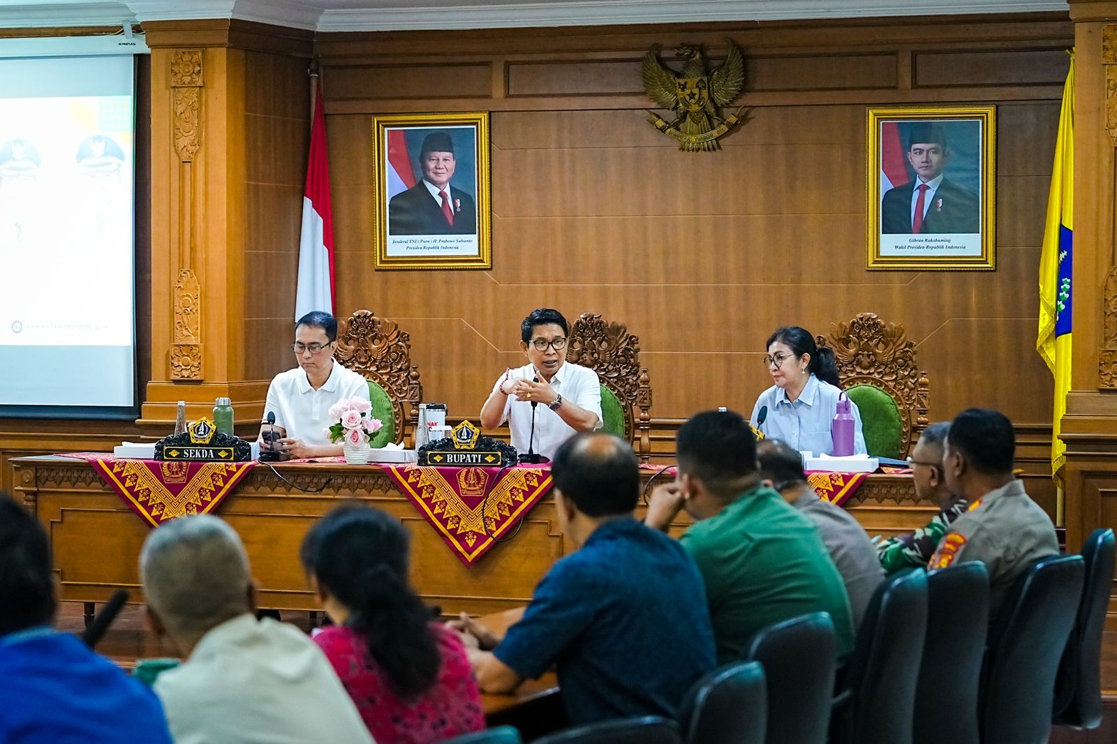 Bupati Wayan Adi Arnawa memimpin Rakor ASPER PSBS dengan para pengelola jasa pengangkutan sampah di Kabupaten Badung, di Ruang Kriya Gosana, Puspem Badung, Minggu (15/3).