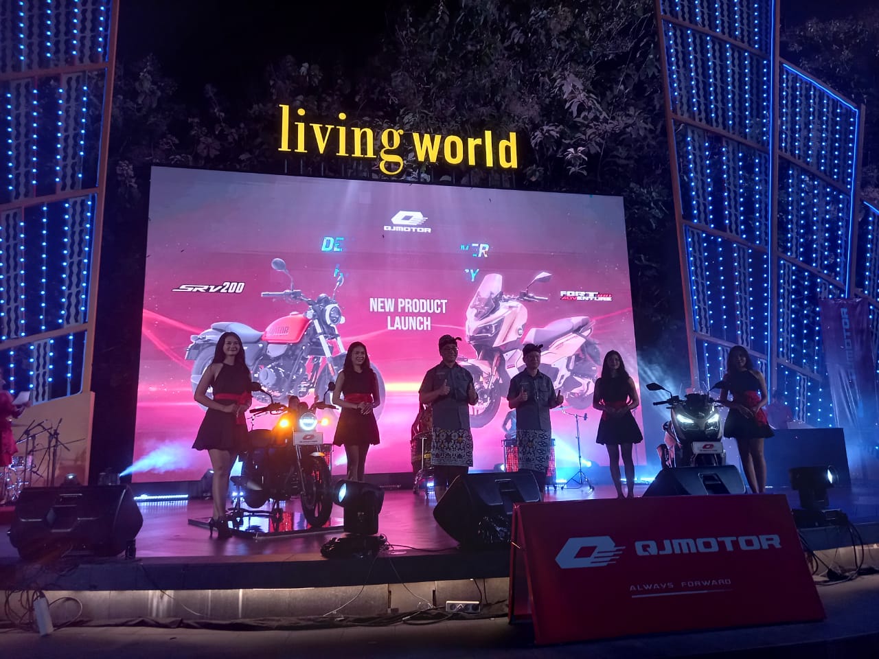 Rilis motor baru QJMOTOR di mall Living World Denpasar (14/3). (Marsellus Pampur/Radar Bali)