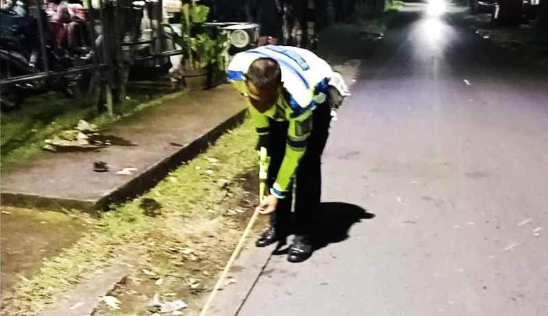 MEREKONSTRUKSI KEJADIAN : Kecelakaan maut terjadi di Jalan Raya Desa Nyalian, Kecamatan Banjarangkan, Klungkung.(foto: Humas Polres Klungkung)