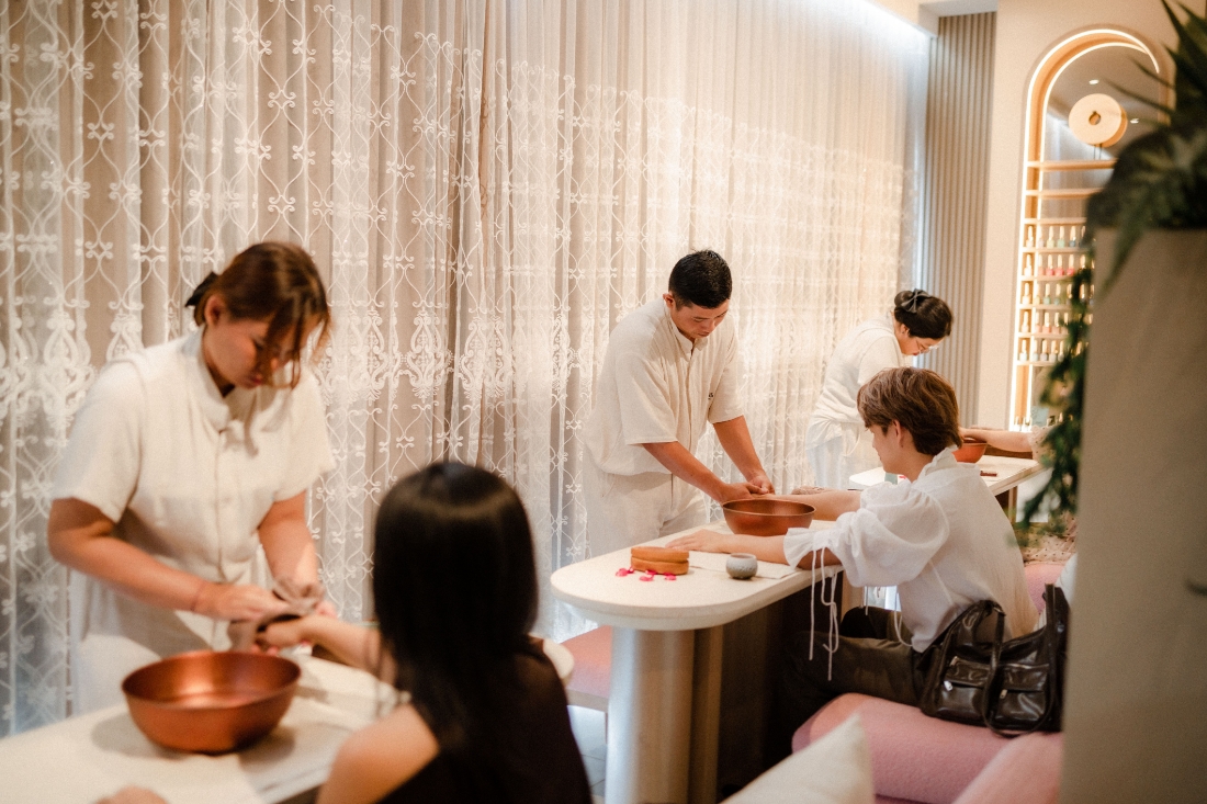 HANDS SPA: Melengkapi pengalaman di Secret Garden Spring, Secret Garden Spa menghadirkan berbagai treatment yang dirancang untuk membantu tubuh kembali segar dan rileks.