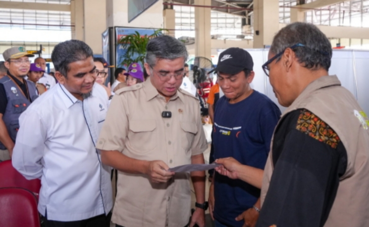 PANTAU LANGSUNG: Menaker Yassierli  (tengah) di Terminal Terpadu Pulo Gebang, Jakarta, Senin (16/3/2026). (Radar Bali Photo)