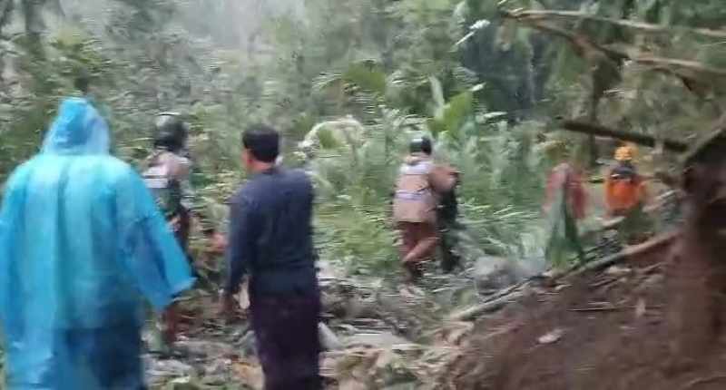 LONGSOR: Bencana alam terjadi di Klungkung setelah diguyur hujan deras. (Foto: Klungkung Tangguh Bencana)