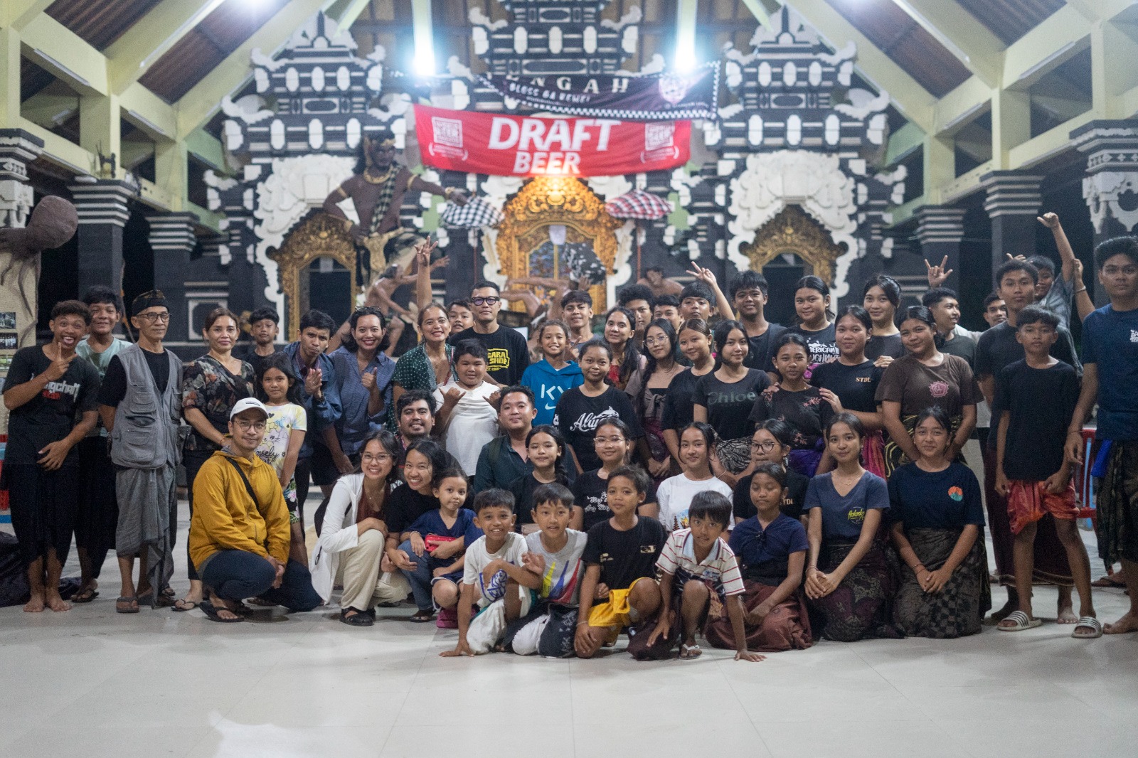 Pemuda-pemudi enam Banjar di Serangan Denpasar Selatan lestarikan alam lewat karya Ogoh-ogoh.