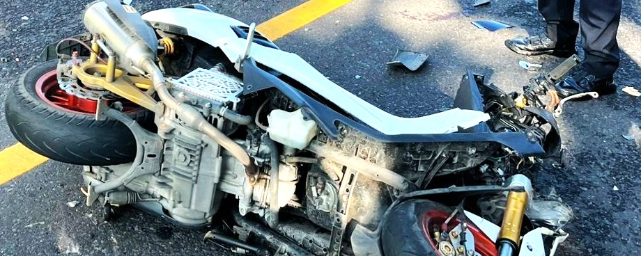 MOTOR KORBAN RUSAK BERAT : Korban pemotor NMAX yang tewas dan polisi tengah melakukan olah TKP di Jurusan Denpasar &ndash; Gilimanuk, Banjar Koripan Kelod, Desa Abiantuwung,  Tabanan. (juliadi)