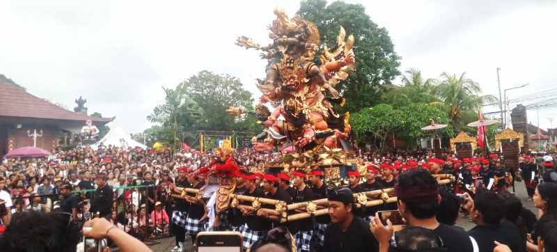 BERSAING SENGIT : Penampilan ogoh-ogoh Adhikara Grahana karya Sekaa Teruna (ST) Dharma Bhakti Banjar Tapak Karang, Desa Apuan, Kecamatan Baturiti, Tabanan,juara 1. (Juliadi)  