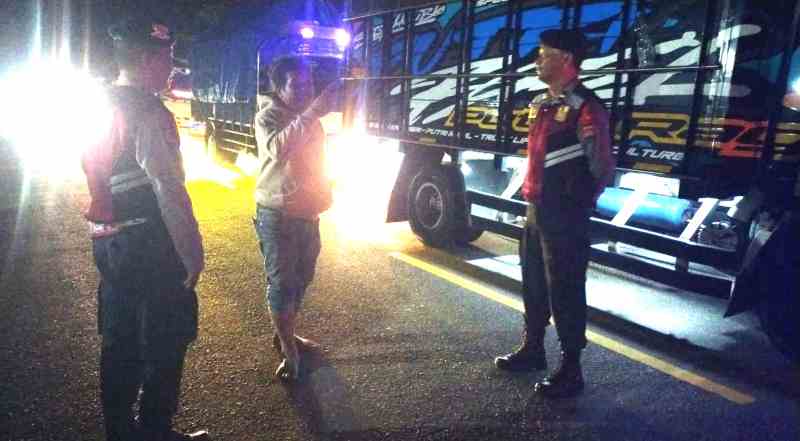 TERDAMPAK JUGA :: Aktivitas pengamanan polisi di perbatasan Buleleng-Jembrana, efek imbas macet &rdquo;horor&rdquo; menuju Pelabuhan Gilimanuk. (francelino junior)
