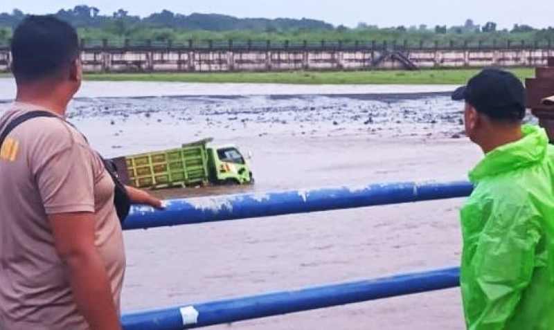 NAHAS DI SUNGAI : Truk milik Fahrurozi terseret arus Sungai Unda, Desa Tangkas,Klungkung. (foto:dok.Polsek Klungkung)