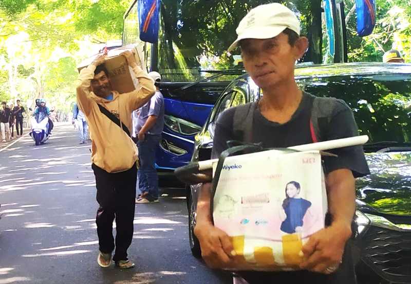 DARIPADA MENUNGGU YANG TAK PASTI : Sejumlah pemudik jalan kaki karena kendaraan yang ditumpangi terjebak macet tak bisa bergerak. (M.Basir/Radar Bali)