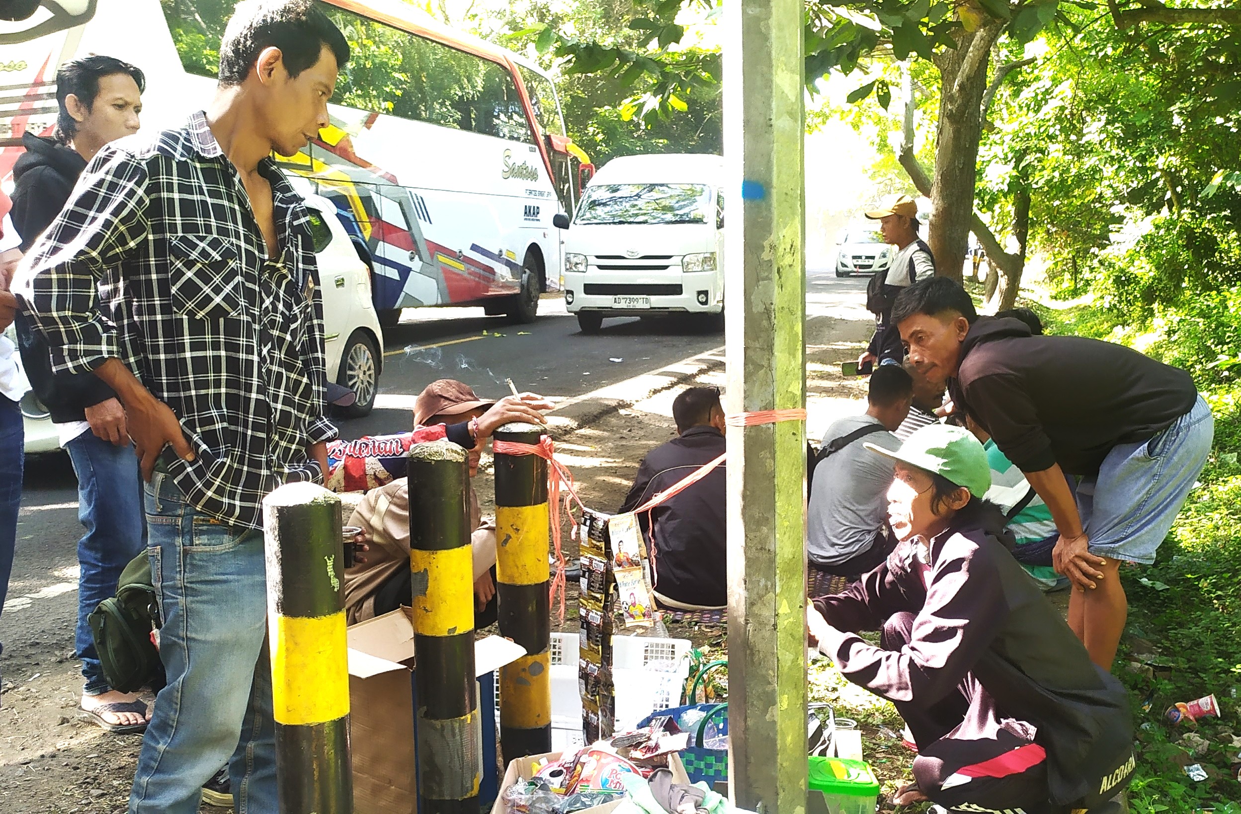 REZEKI NOMPLOK SESAAT: Salah seorang penjual kopi di pinggir jalan Denpasar - Gilimanuk hutan cekik. (M.Basir/Radar Bali)
