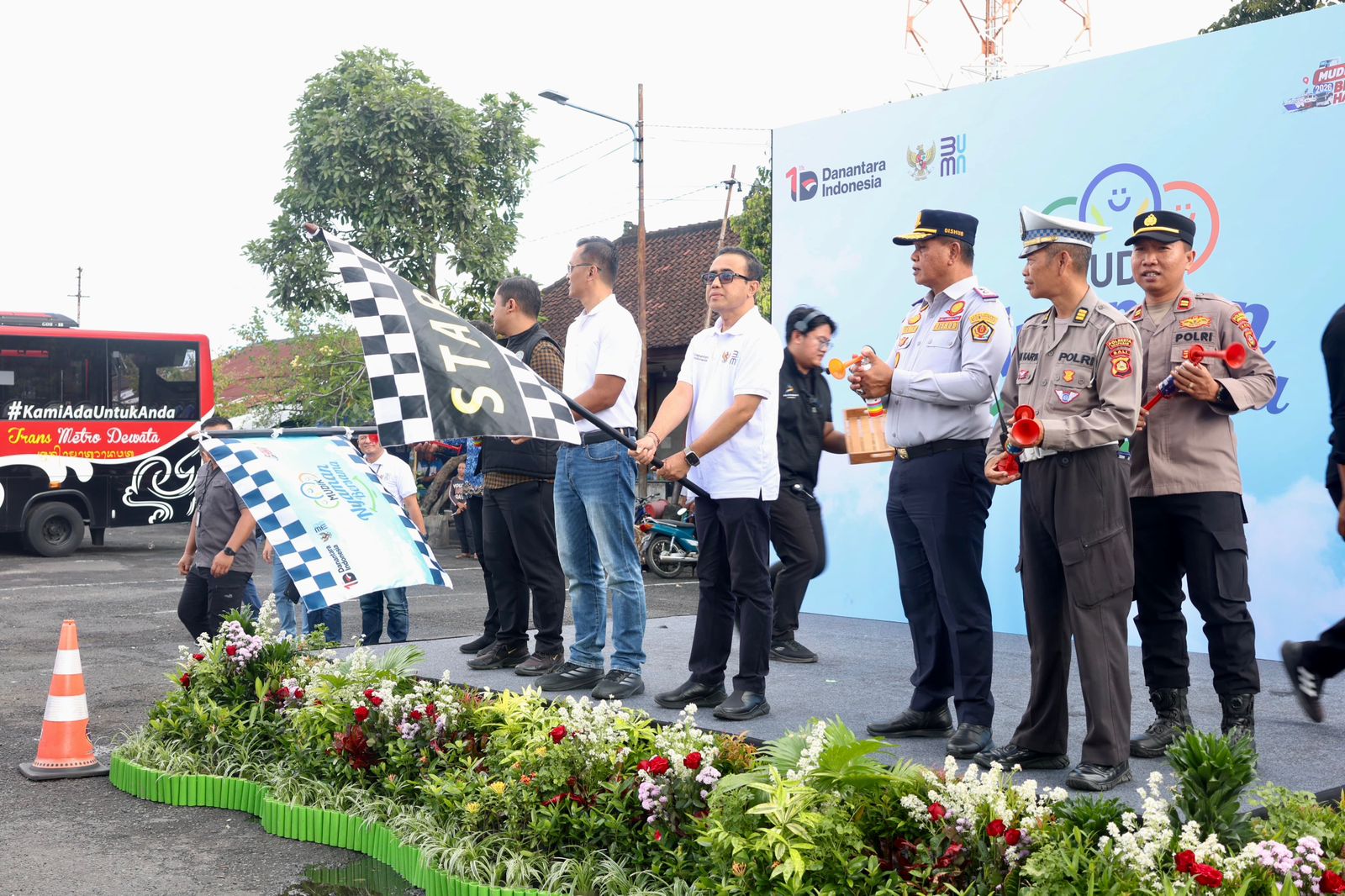 Wali Kota Denpasar Jaya Negara dan General Manager UID PLN Bali, Eric Rossi Priyo Nugroho saat melepas peserta mudik, di terminal Ubung,  Denpasar, Selasa (17/3).