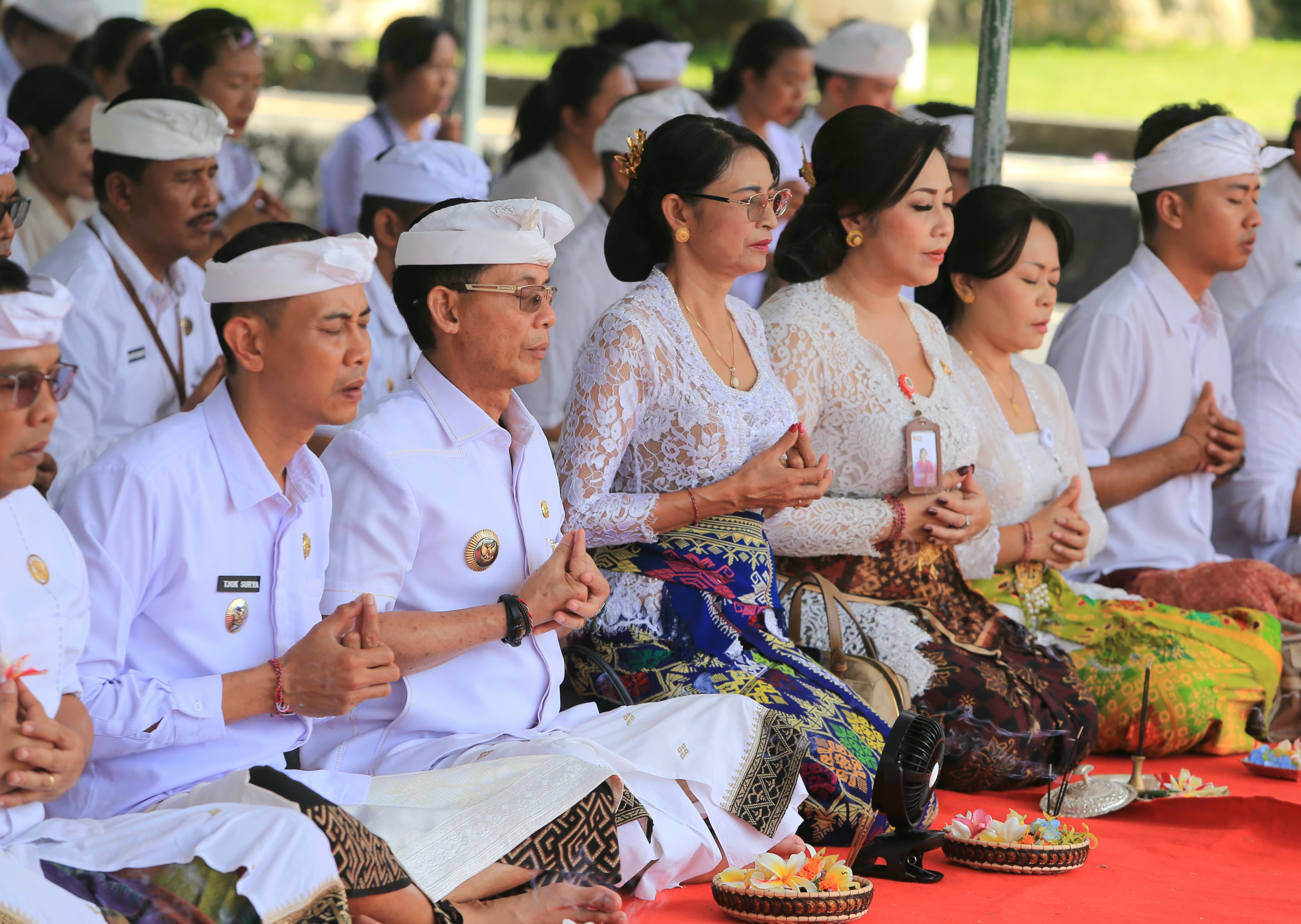 Bupati Klungkung I Made Satria bersama Wabup Tjokorda Gde Surya Putra di Catus Pata Klungkung, Selasa (17/3).