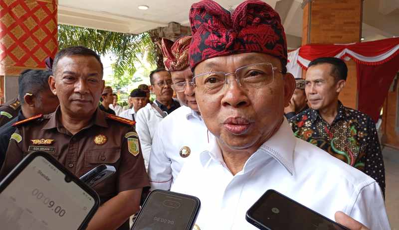 TEPIS ISU PEMERIKSAAN PERKARA KORUPSI : Wayan Koster menepis kabar pemeriksaan terkait dugaan perkara korupsi. (dok.Radar Bali)