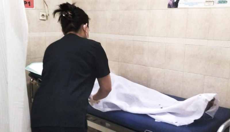 NAHAS NABRAK TIANG : Jenazah pria di Jalan Raya Kiskinda, Desa Busungbiu, Buleleng, akhirnya resmi teridentifikasi. (foto:Polres Buleleng)