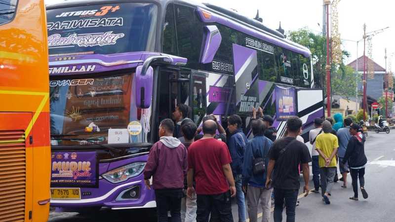 DISAMBUT ANTUSIAS WARGA : Program Mudik Gratis Polres Klungkung berangkat dari Mapolres Klungkung. (foto:Polres Klungkung)