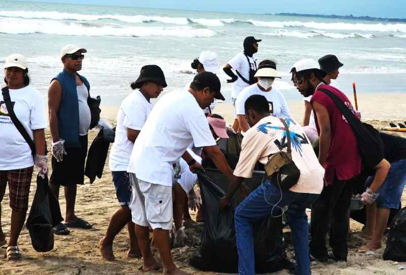AKSI SOSIAL: Komunitas Bungawaru Alor di Bali menggelar aksi sosial bersih-bersih sampah di kawasan Pantai Kuta dan Pantai Legian. (ni kadek novi febriani)