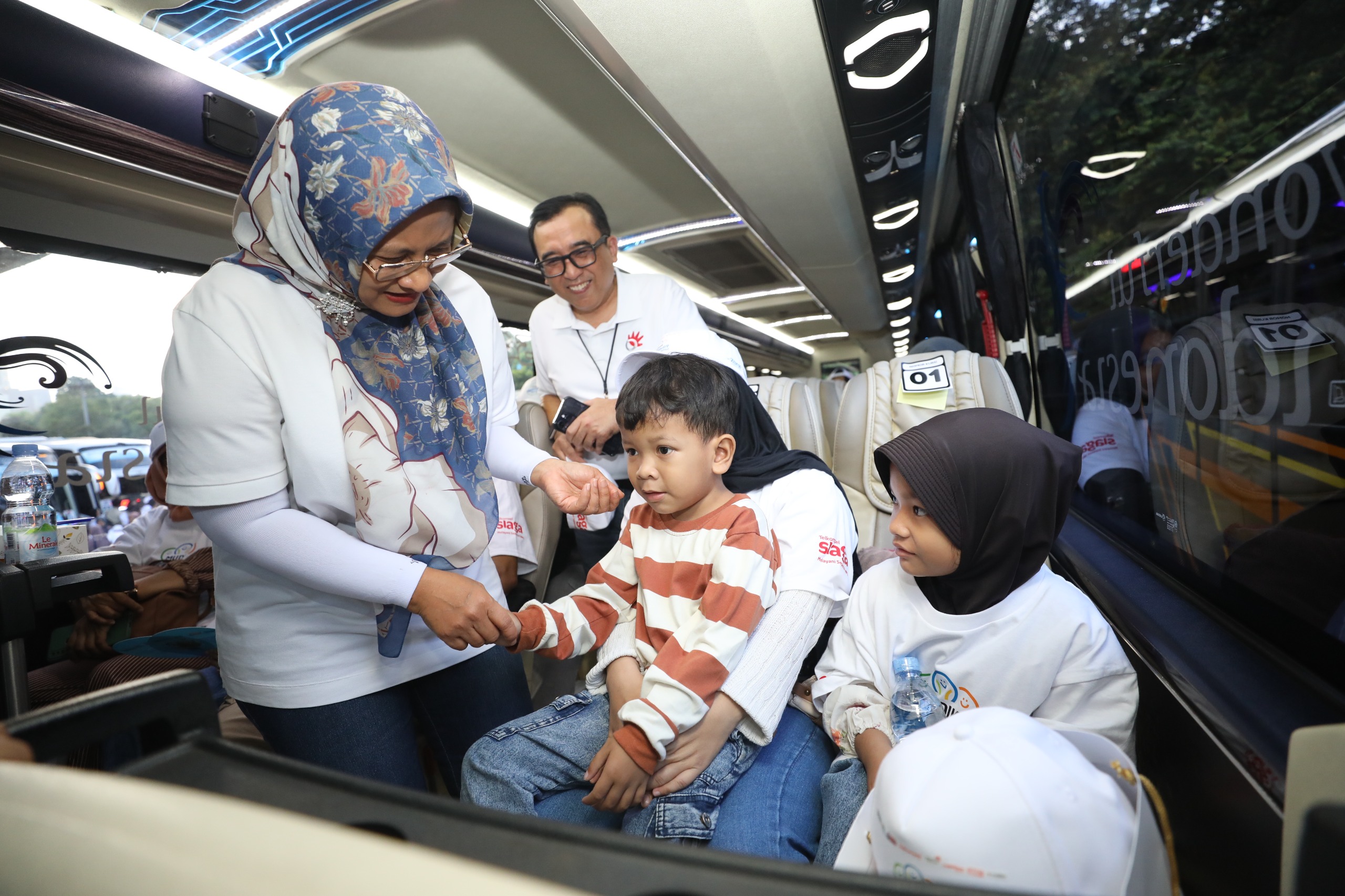 Direktur Utama Telkom Dian Siswarini saat meninjau bus mudik dan berinteraksi dengan peserta mudik TelkomGroup sebelum flag off program "Mudik Nyaman Bersama BUMN Danantara," di Stadion GBK