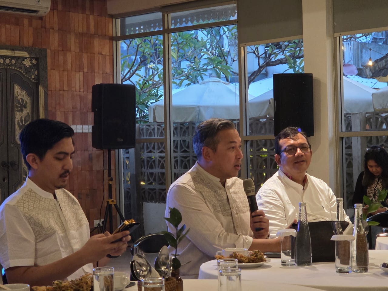 Direktur Network &amp; Retail Funding BTN, Rully Setiawan (tengah)