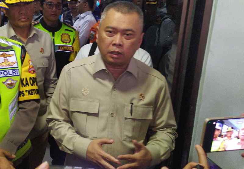 LANGSUNG KE GILIMANUK: Menteri Perhubungan Dudy Purwagandhi (kanan) saat kunjungan ke Pelabuhan Gilimanuk. (M.Basir)