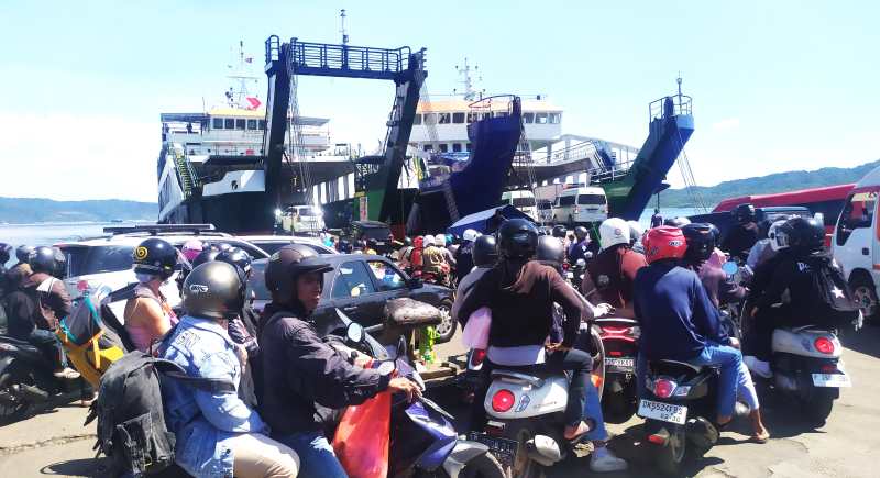 STRES DI PERJALANAN : Pemudik yang premotor harus antre masuk kapal penyeberangan yang penumpangnya melonjak drastis. (foto: M.Basir/Radar Bali)