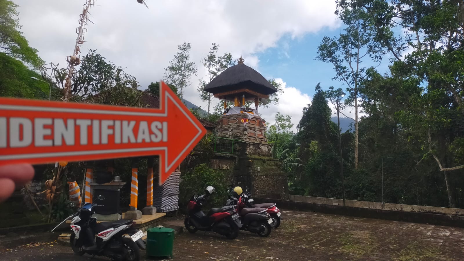 OLAH TKP : Polisi melakukan olah tempat kejadian perkara di Pura Luhur Pucak Petali yang berlokasi di Banjar Dinas Jatiluwih Kangin. (ist)